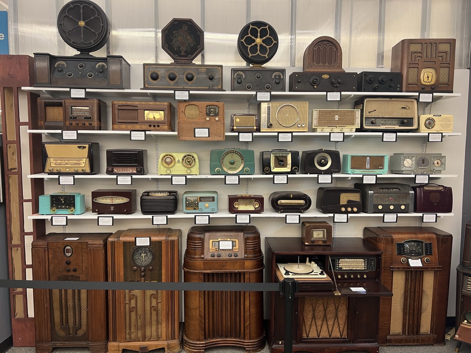 Tabletop and Console Radio Wall